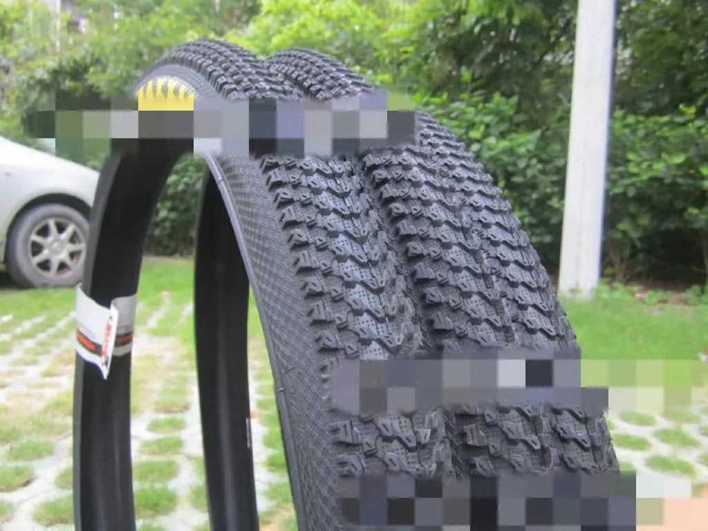Ultralight mountain bike tyre with puncture-resistant construction for trail riding