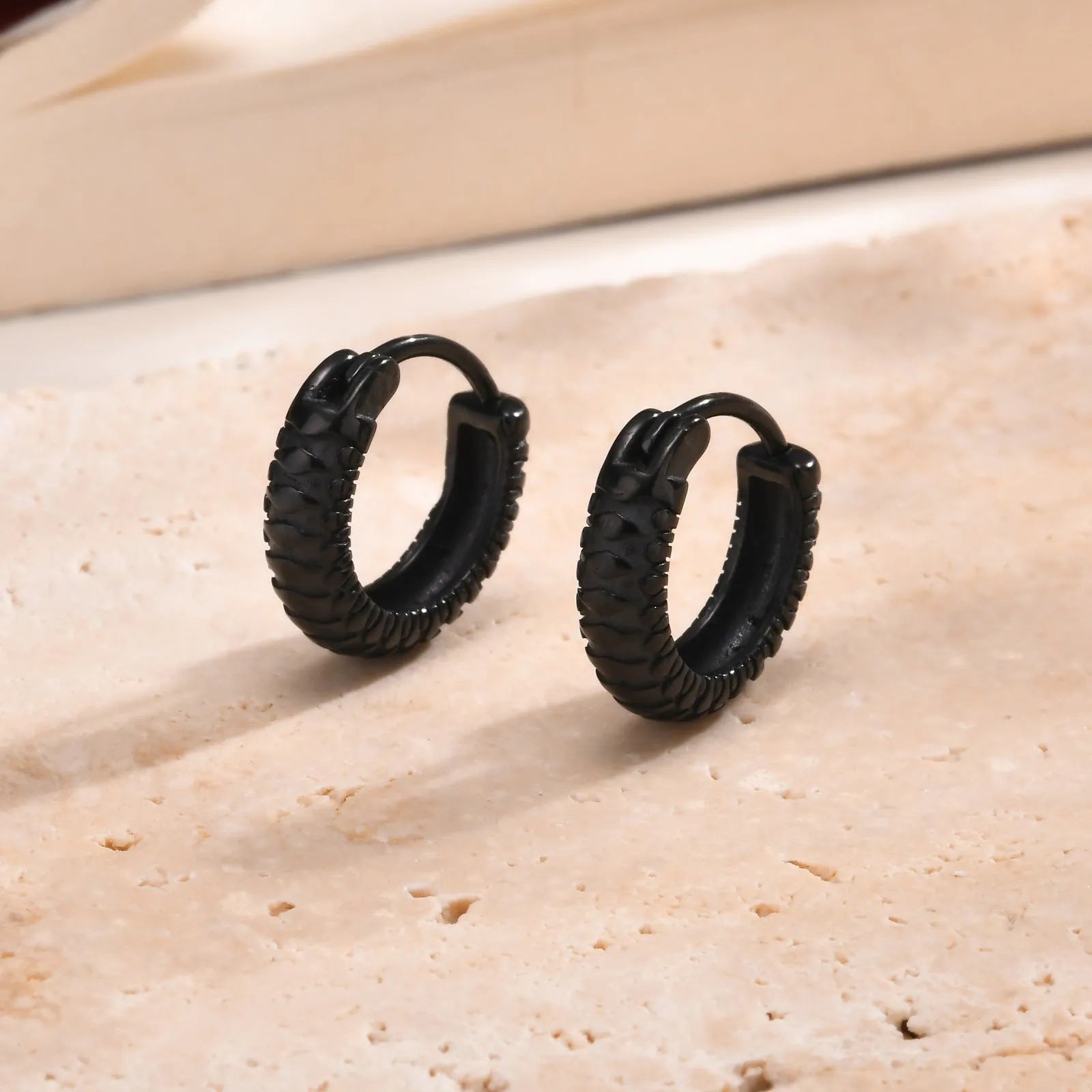 Stainless steel snake pattern ear ring for hip hop style in black or gold finish