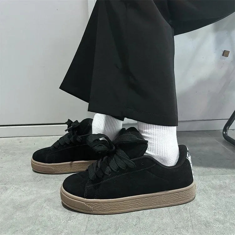 Black retro low-top sneakers with waterproof platform sole and round toe