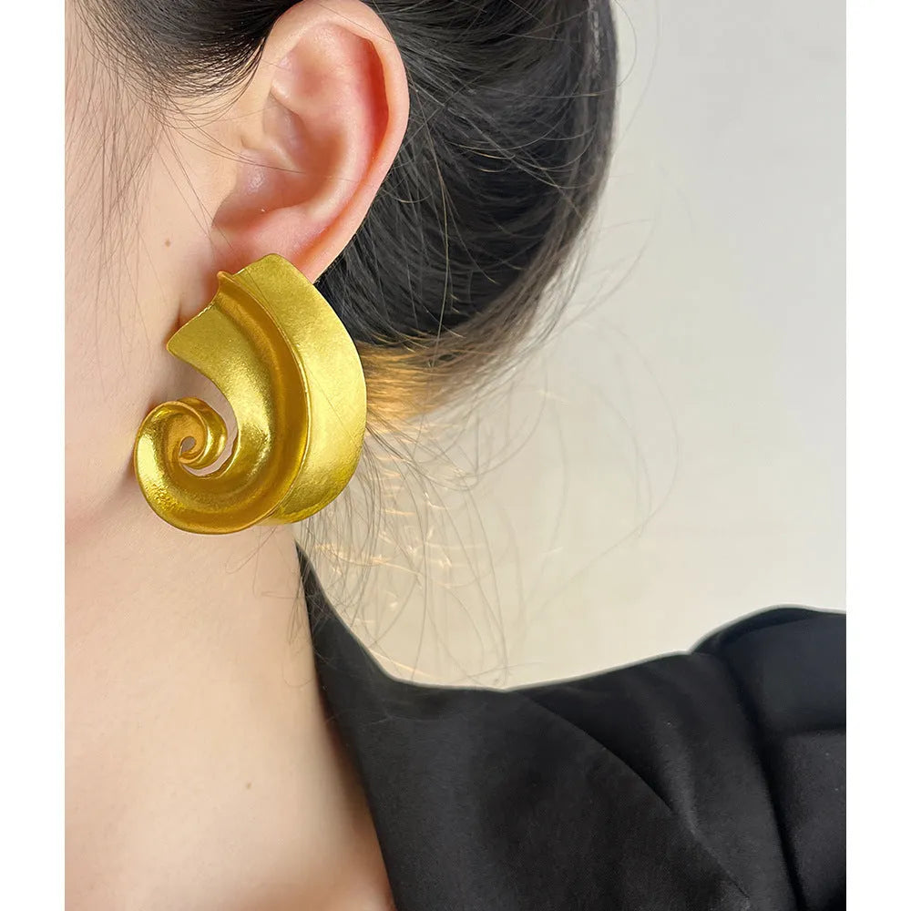 Geometric retro ear studs for women in gold or silver finish, measuring 5 cm with alloy construction