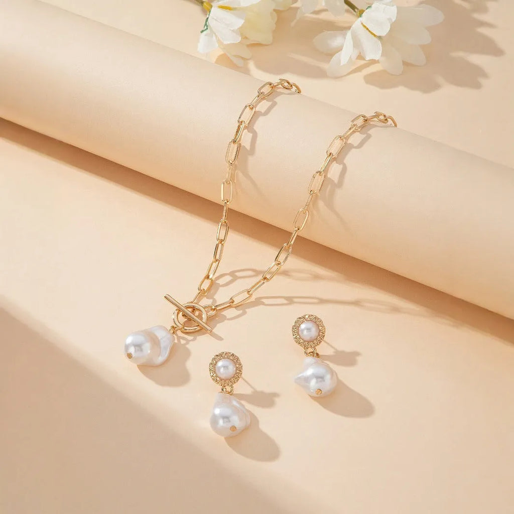 Gold baroque pearl pendant necklace and matching stud earrings set in retro style