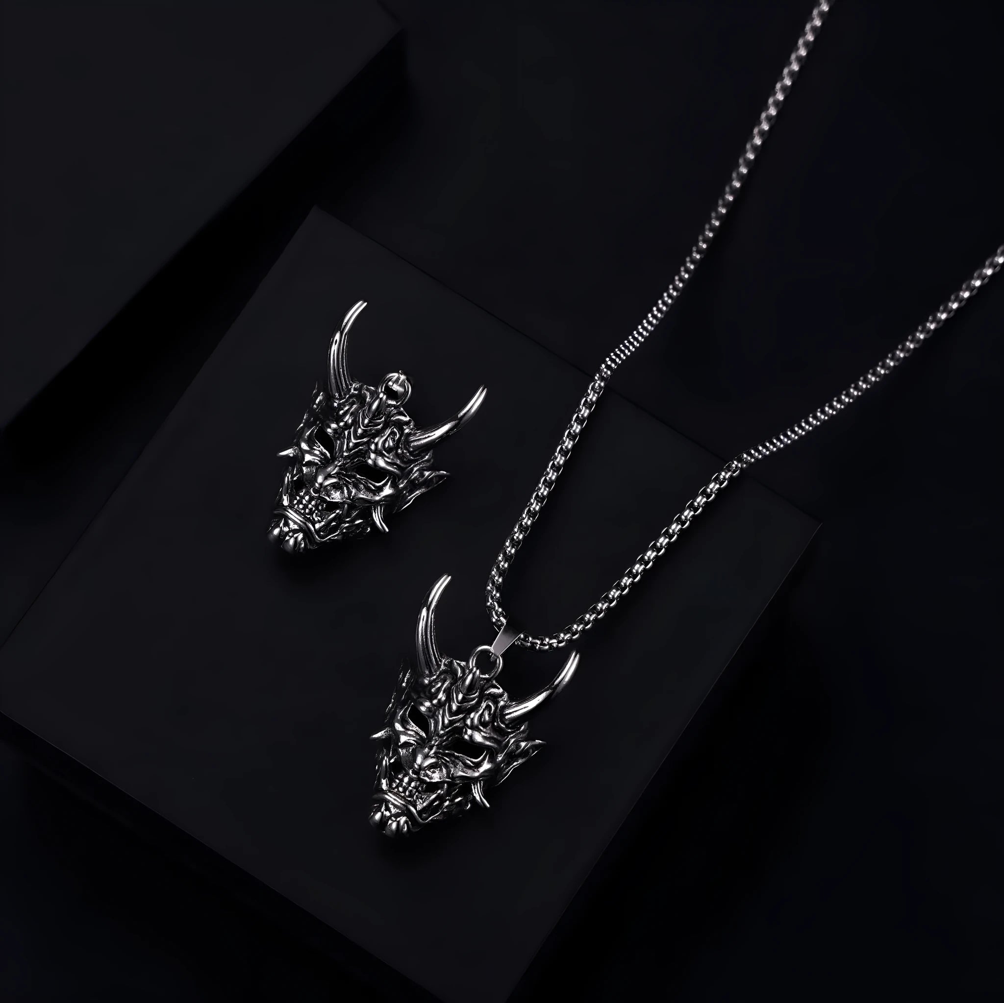 Silver men's vintage necklace with a detailed 40mm zinc alloy pendant on a chain.