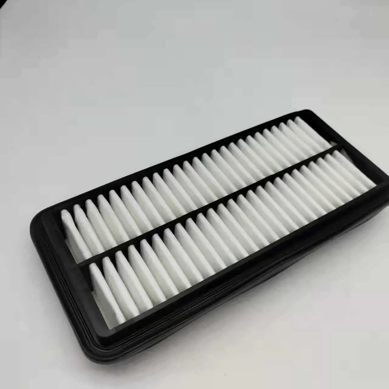 Black car air filter for Hyundai vehicles measuring 256mm x 113mm x 40mm