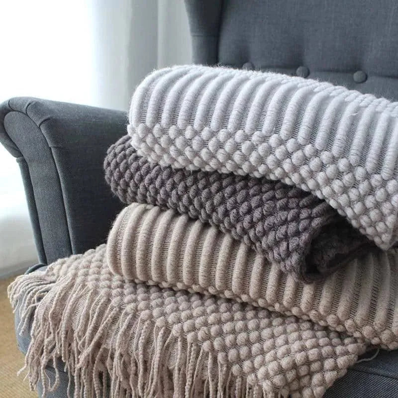 Small polyester fibre blanket measuring 127x170 cm in dark grey, khaki, or light grey colour