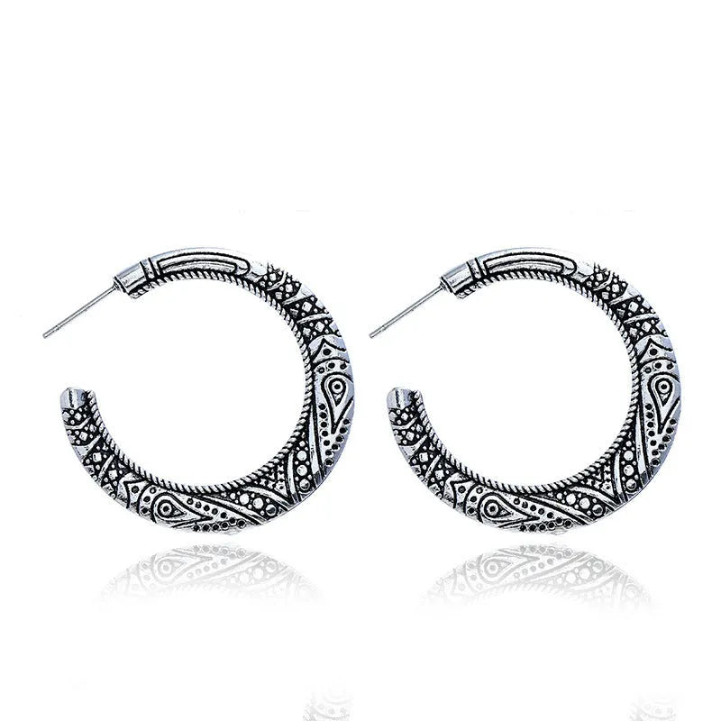 C-shaped alloy earrings with vintage engraving detail in bronze colour