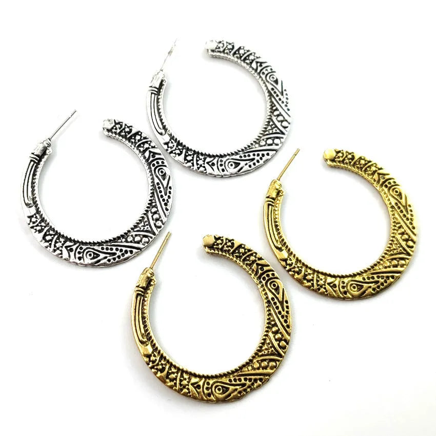 C-shaped alloy earrings with vintage engraving detail in bronze colour