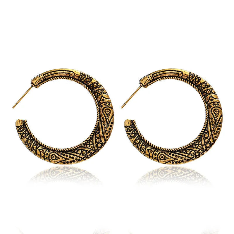 C-shaped alloy earrings with vintage engraving detail in bronze colour
