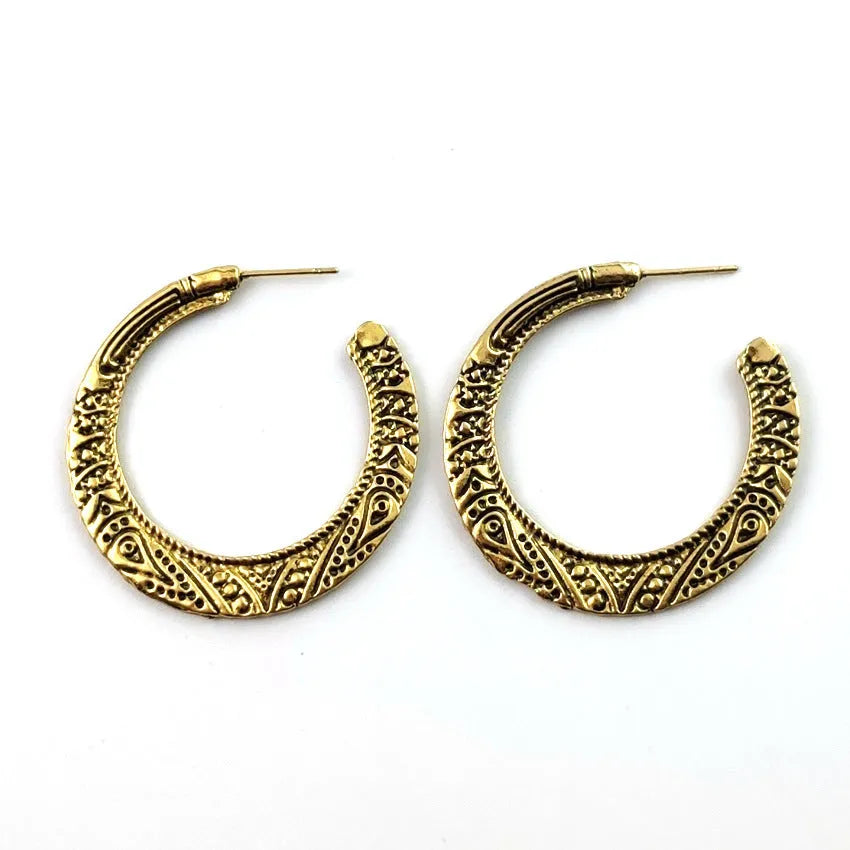 C-shaped alloy earrings with vintage engraving detail in bronze colour