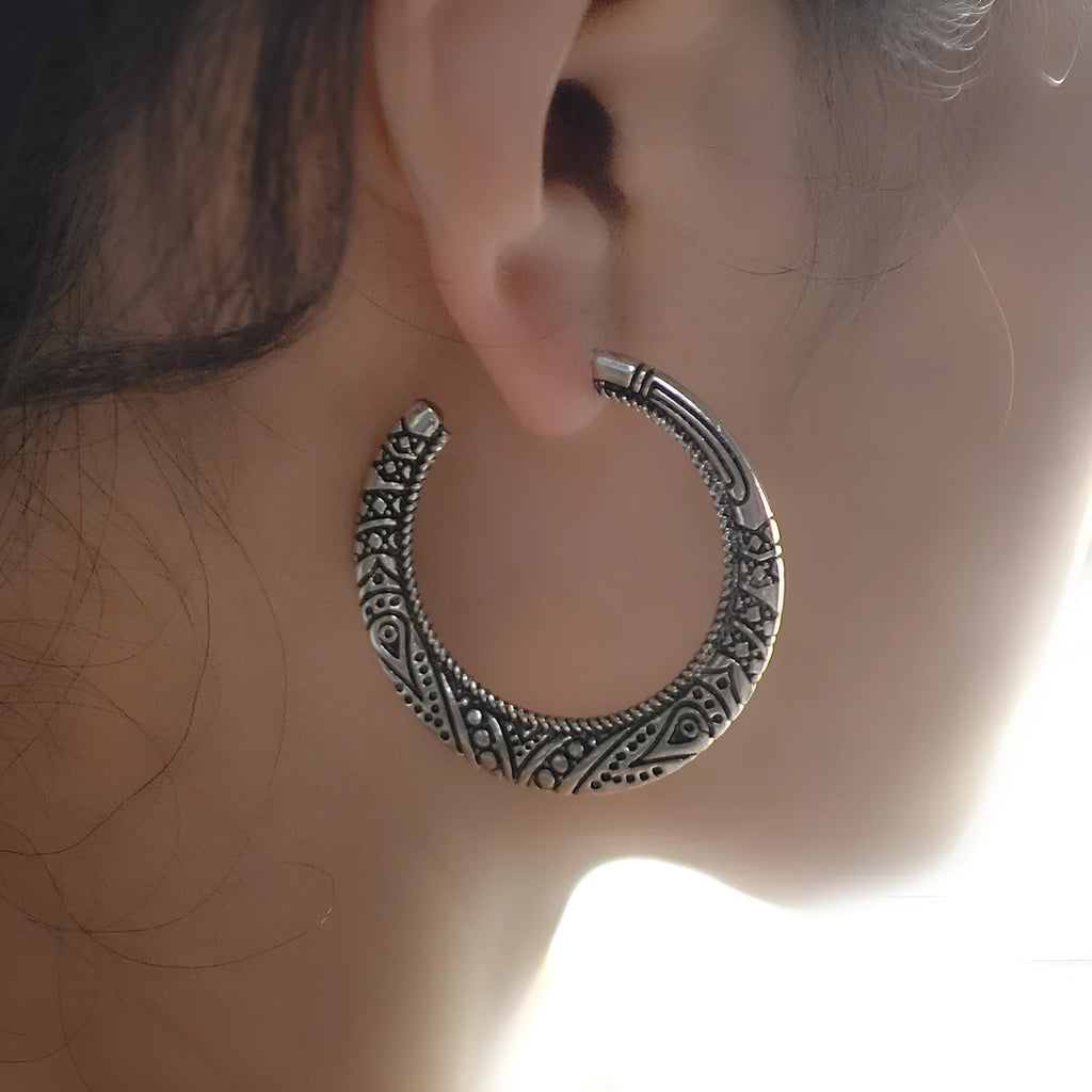 C-shaped alloy earrings with vintage engraving detail in bronze colour