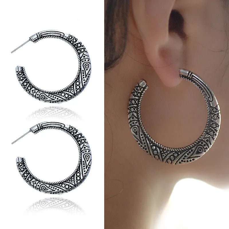 C-shaped alloy earrings with vintage engraving detail in bronze colour