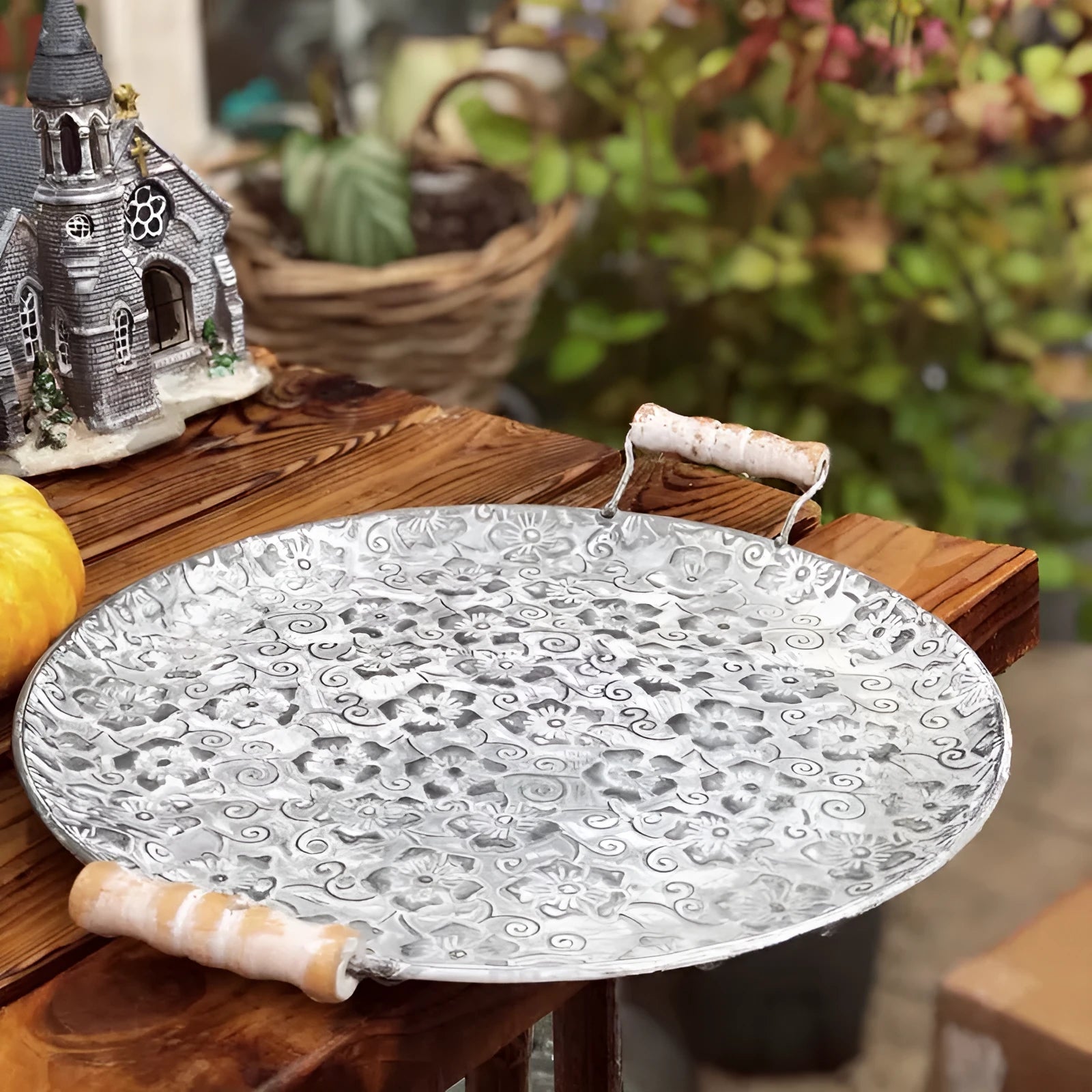 Round wrought iron storage trays in European style with 34cm and 28cm diameters