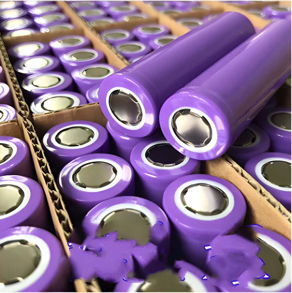 Single grey 18650 format 3.7V 2600mAh lithium-ion rechargeable battery.