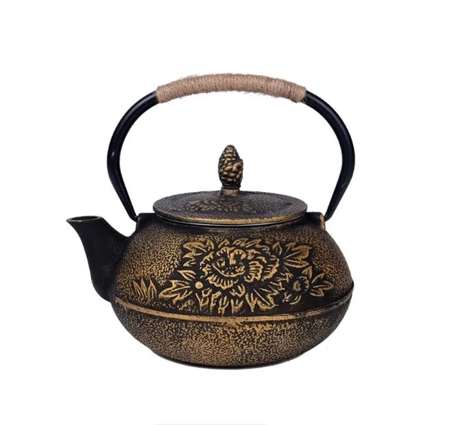 Japanese style cast iron teapot with 0.9 litre capacity in a bronze finish.