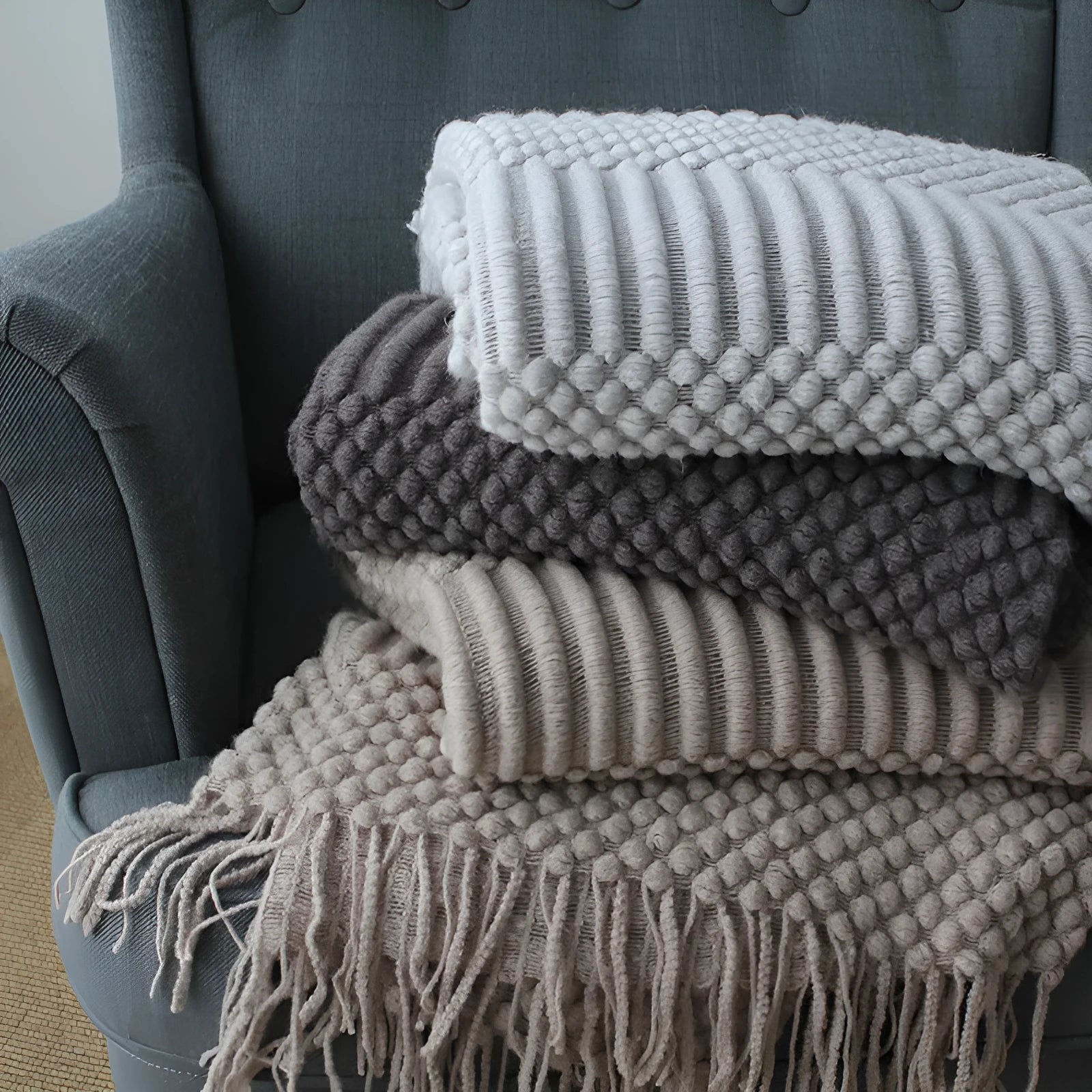 Small polyester fibre blanket measuring 127x170 cm in dark grey, khaki, or light grey colour