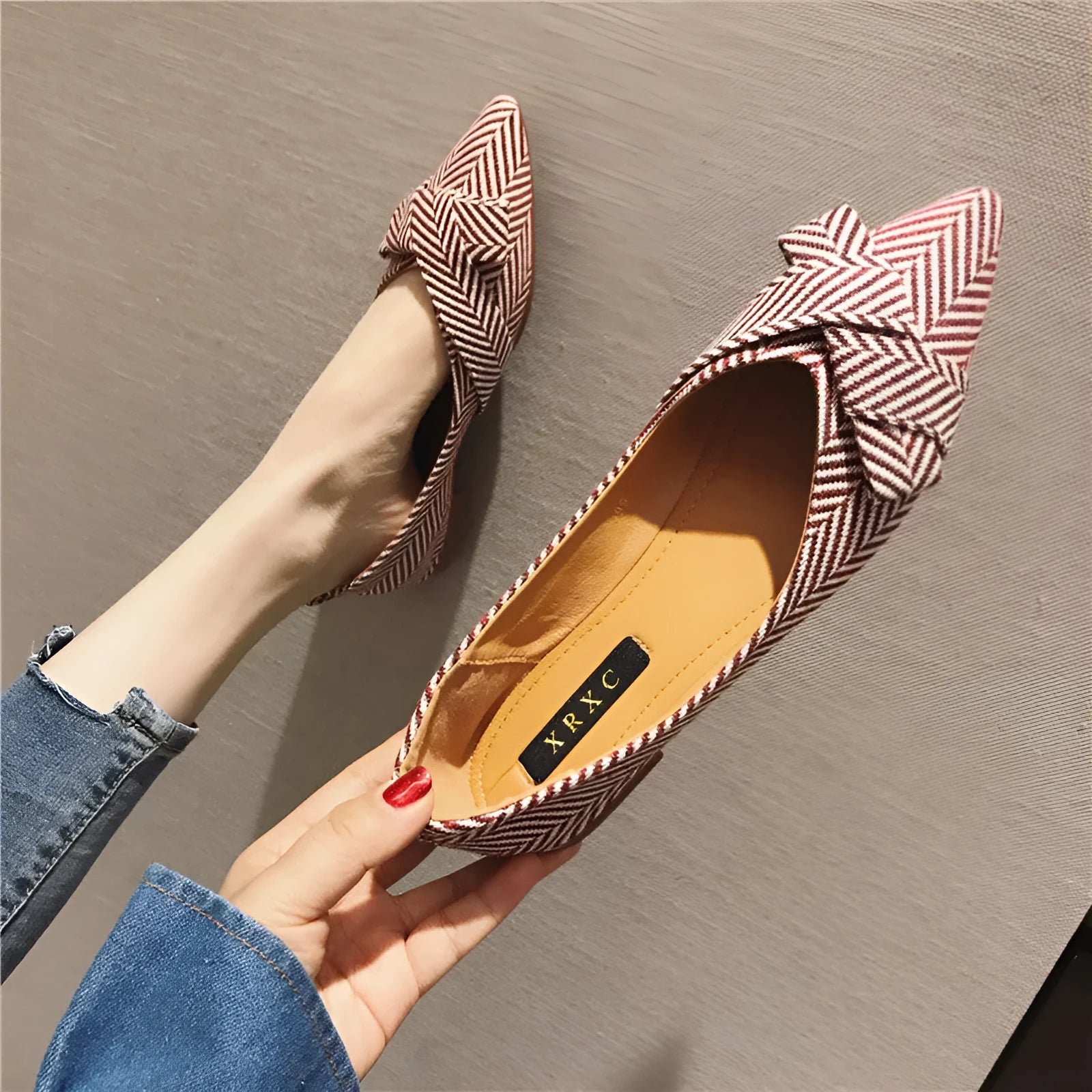 Women's pointed shallow mouth single shoes with flat heels in red or black colours