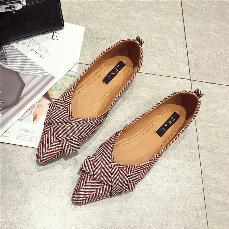 Women's pointed shallow mouth single shoes with flat heels in red or black colours