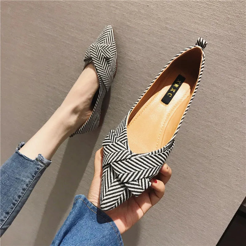 Women's pointed shallow mouth single shoes with flat heels in red or black colours