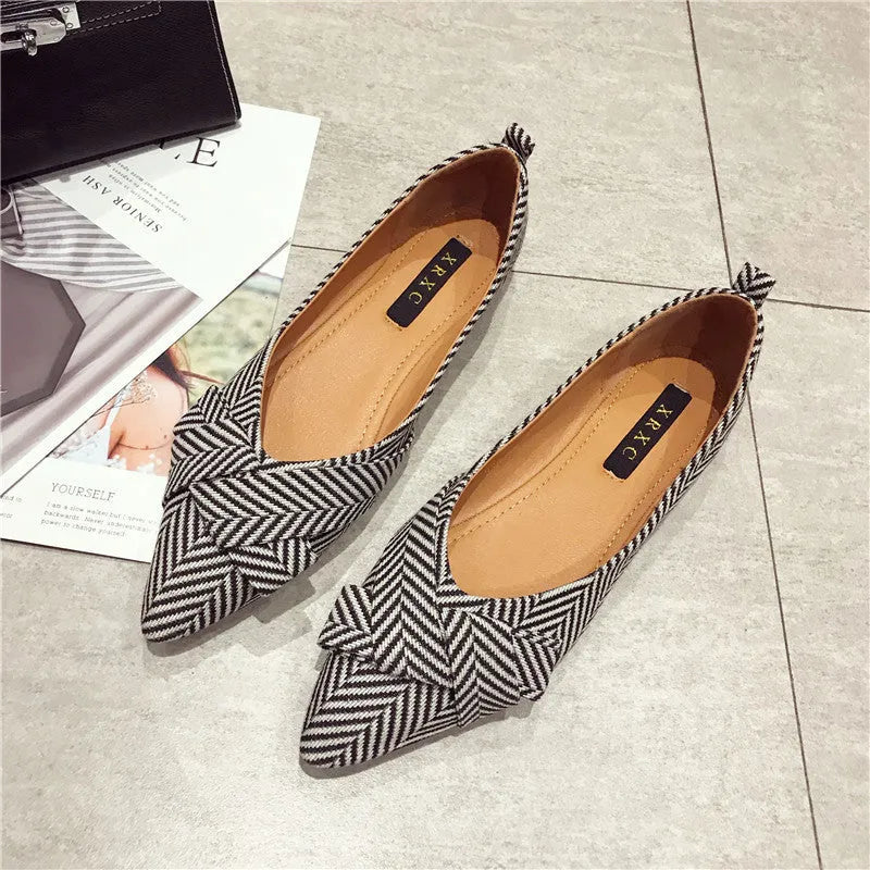 Women's pointed shallow mouth single shoes with flat heels in red or black colours