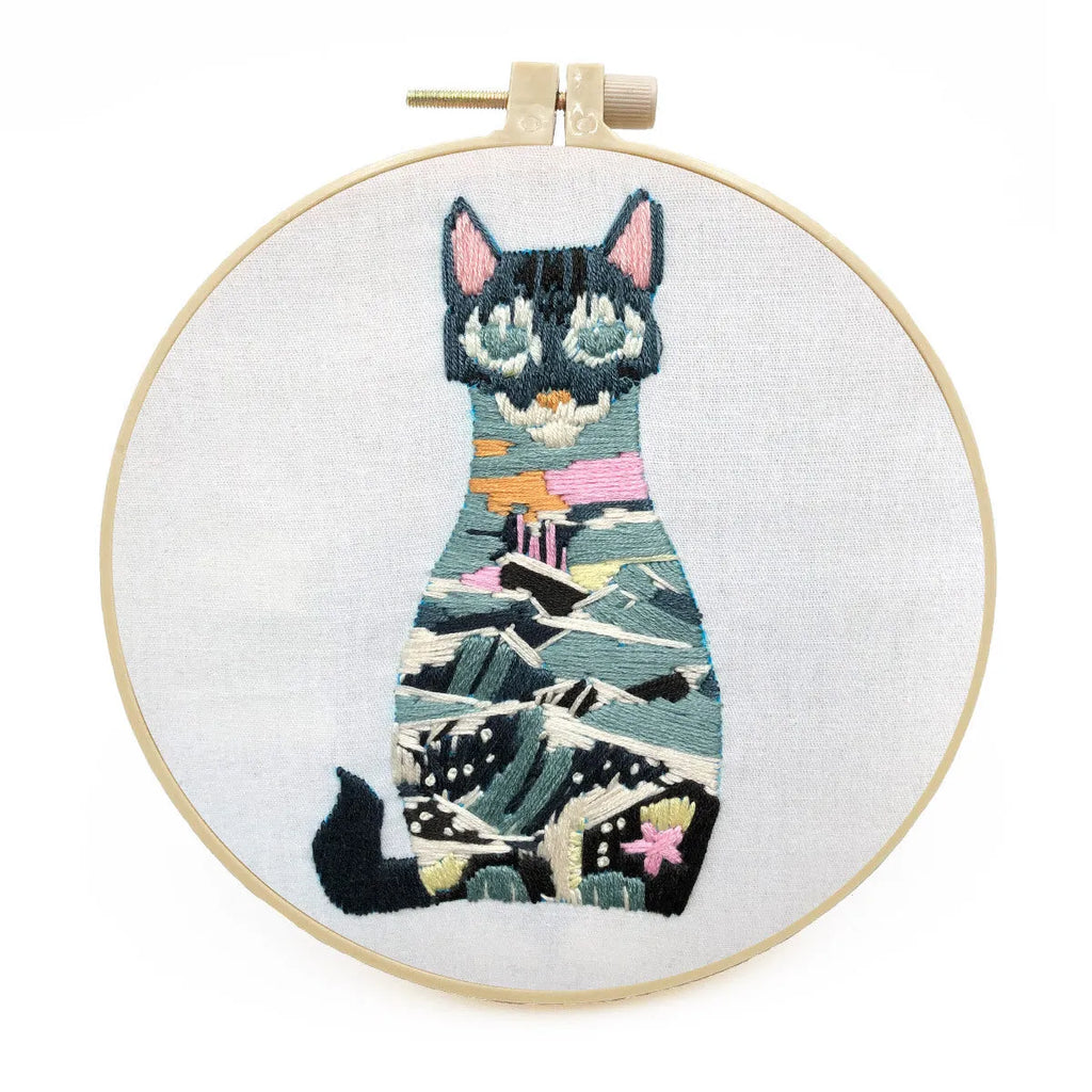 DIY embroidery kit with three-dimensional cat design on cotton fabric with embroidery frame
