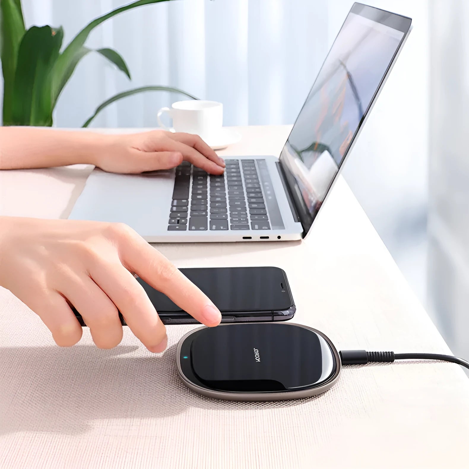 15W wireless charger with zinc alloy body and glass top in black or white