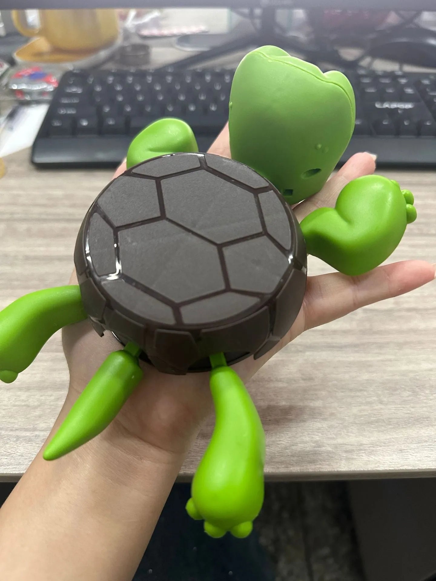 Turtle-shaped ABS plastic coaster for heat insulation in dark green, light green, wheat starch, and yellow colours.