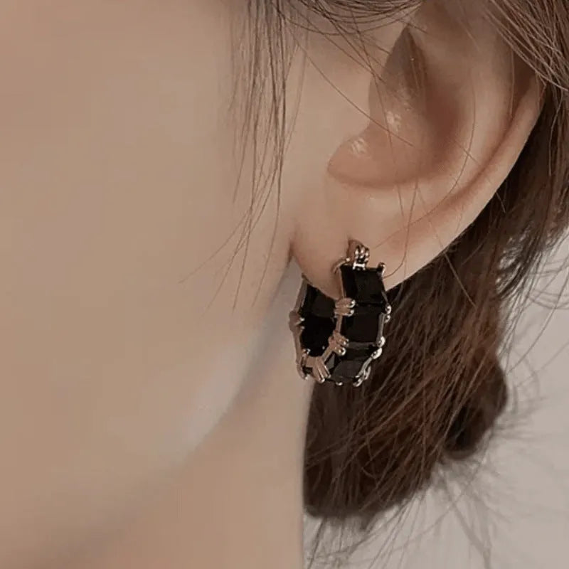 Geometric U-shaped earrings with black crystal zirconium stones in gold plating