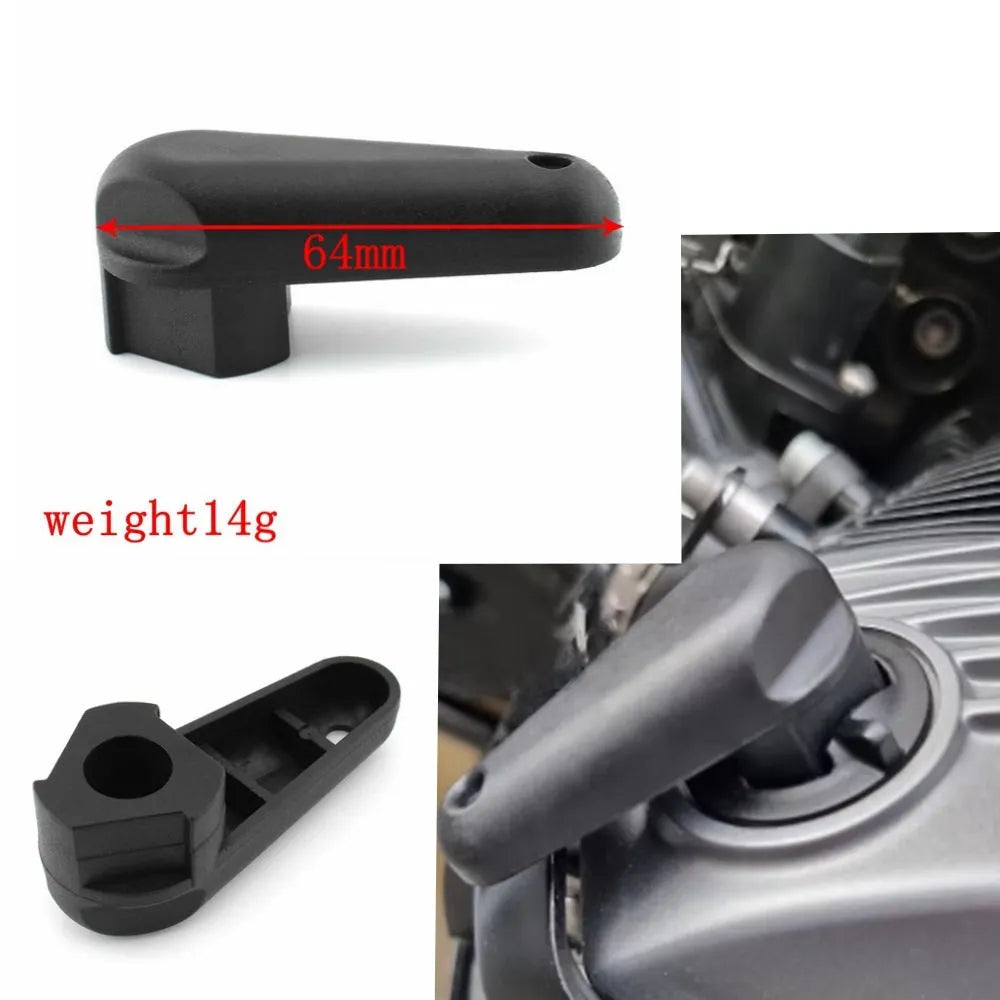 Black nylon quick release wrench for BMW motorcycle engine oil cap on a 7x10x3 cm packaging box.