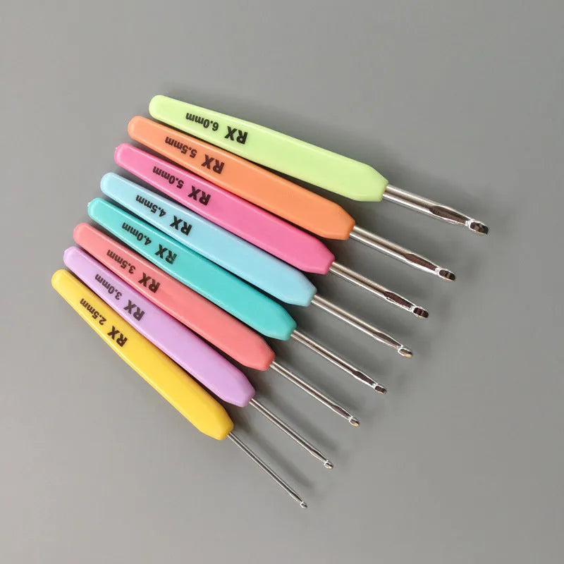 Complete set of 16 crochet hooks in a PU bag, showing thick and thin handles in sizes 1.0mm to 6.0mm.