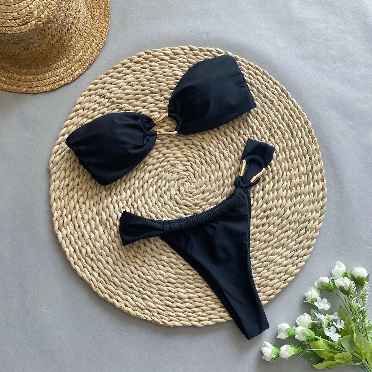 New low waist black bikini set with bra and shorts for women in solid colour split style