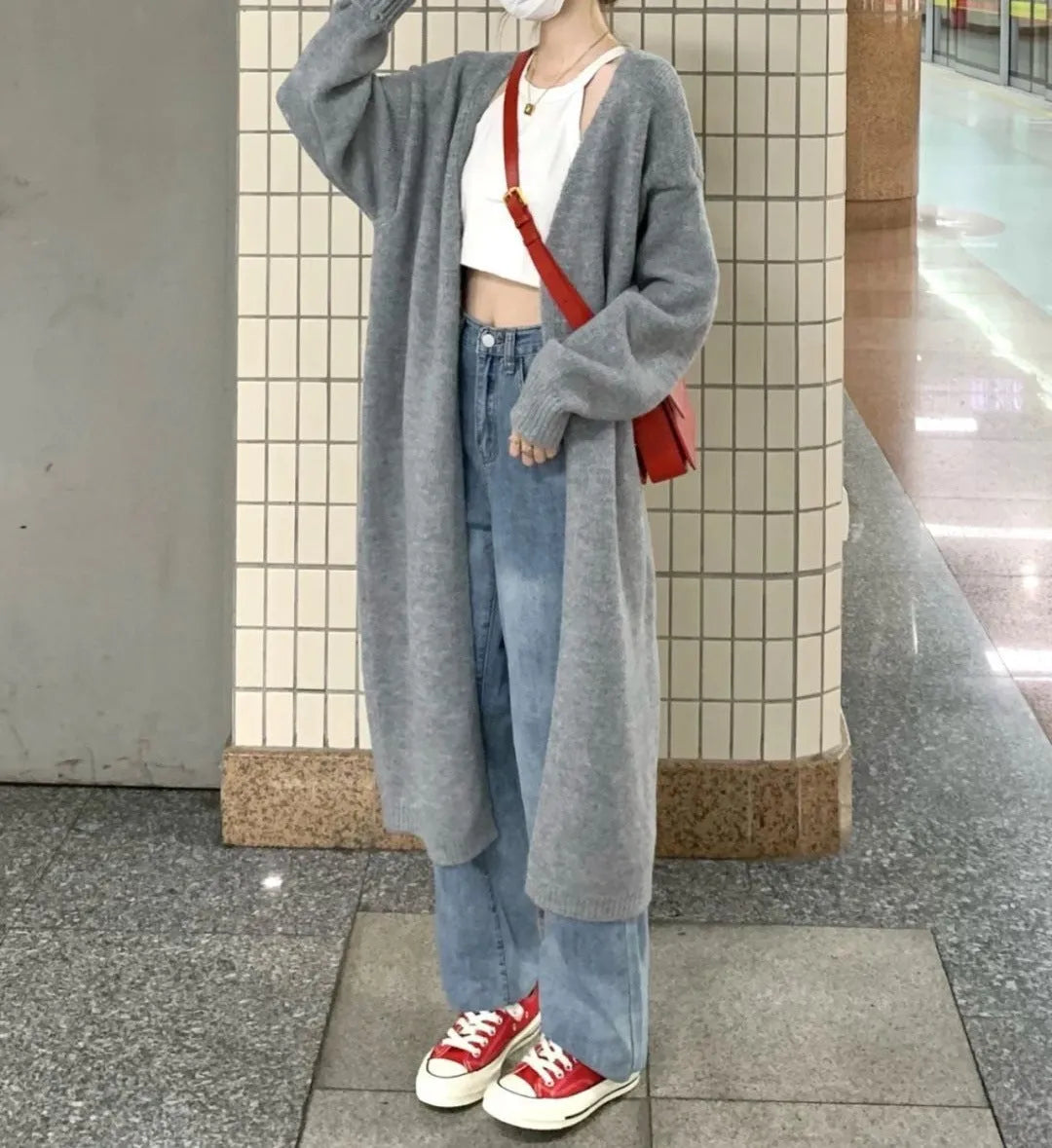 Loose knitted women's cardigan sweater in thick chenille fabric with 3D pattern and regular long sleeves
