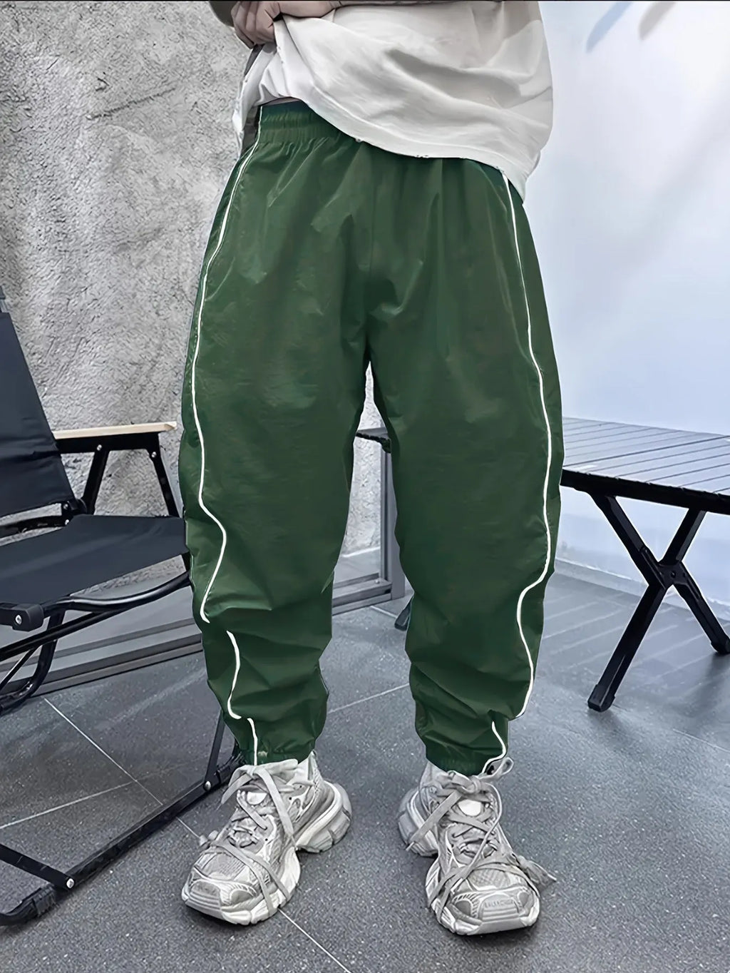 Men's blue bamboo fibre sports trousers with cropped length and elastic waistband