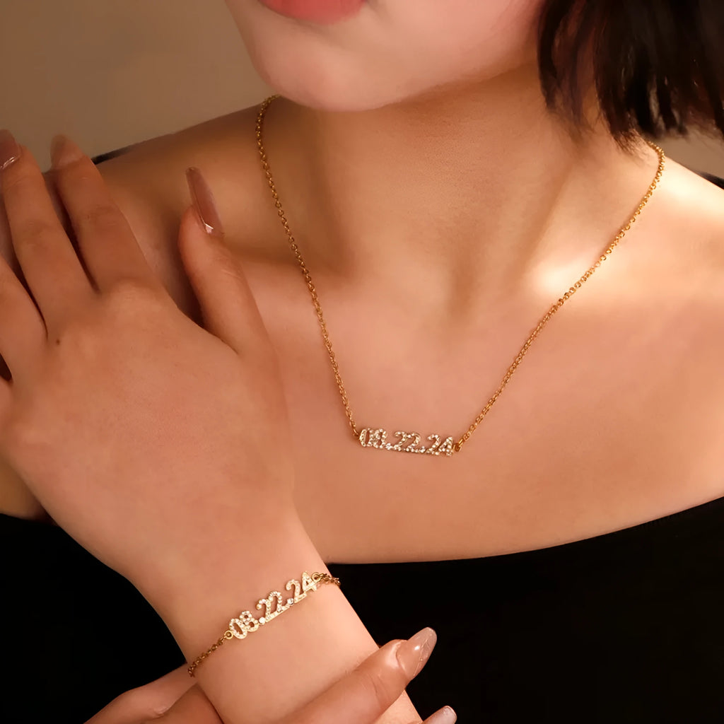 Stainless steel bracelet with diamond-set digital numbers display in rose gold colour