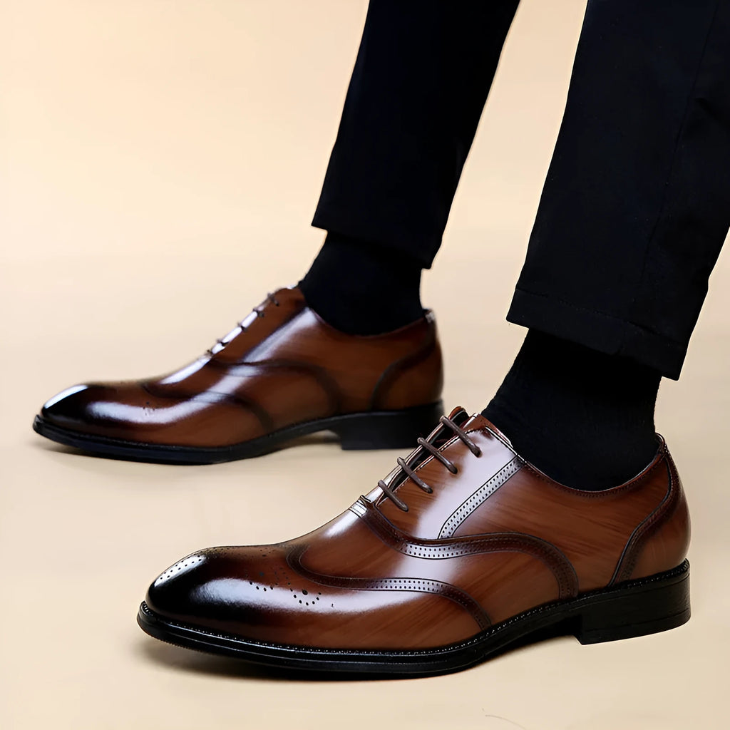 WC85505 Black formal leather brogue shoes for men with pointed-toe lace-up design, low heel, and rubber sole