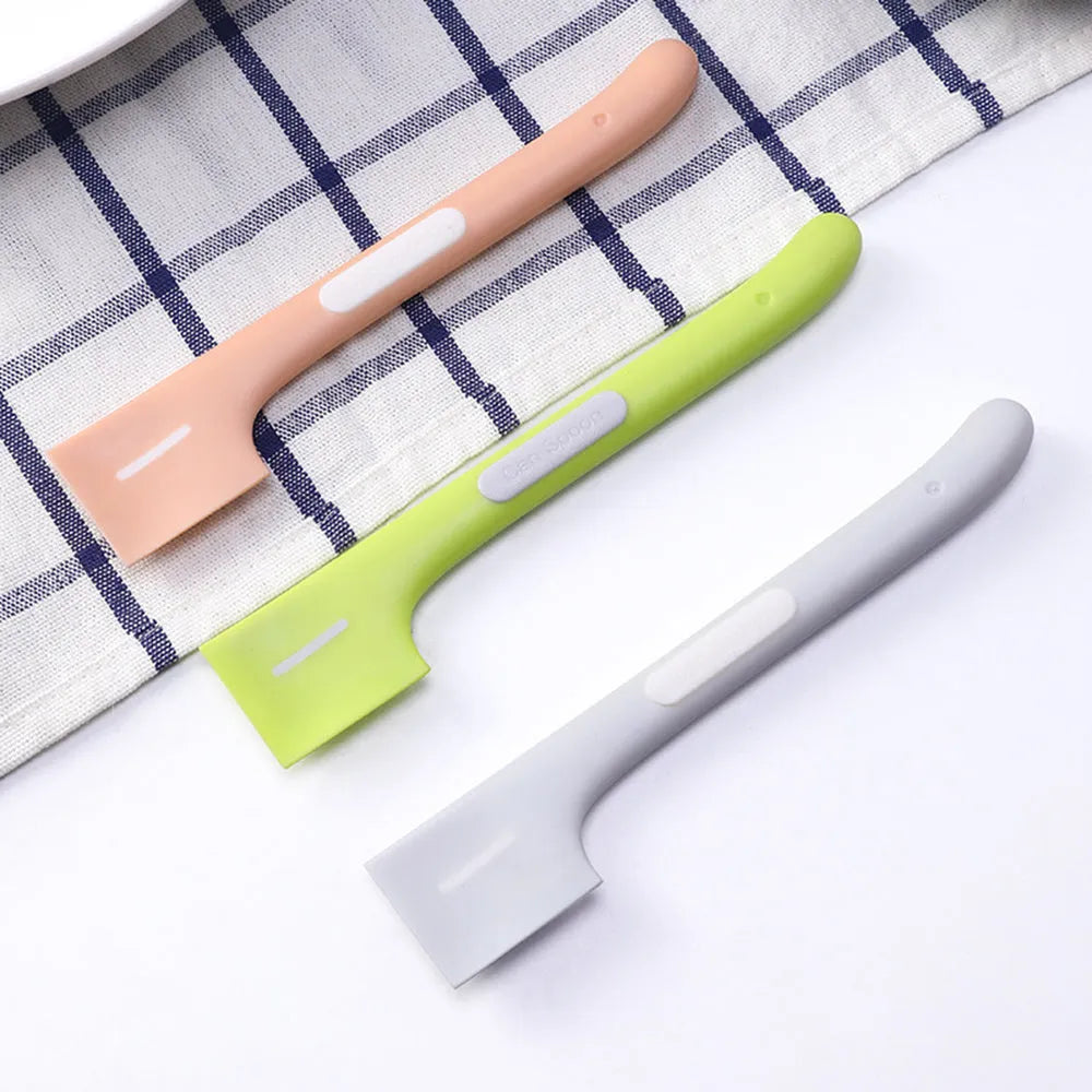 Long green pet feeding spoon with right-angle head for scooping canned dog or cat food