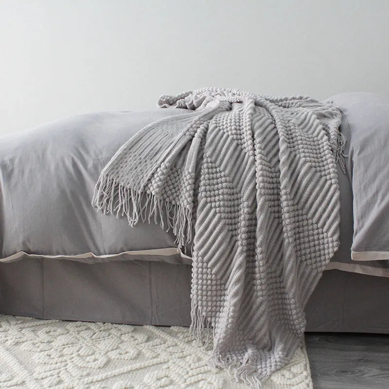 Small polyester fibre blanket measuring 127x170 cm in dark grey, khaki, or light grey colour