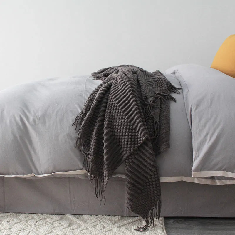 Small polyester fibre blanket measuring 127x170 cm in dark grey, khaki, or light grey colour