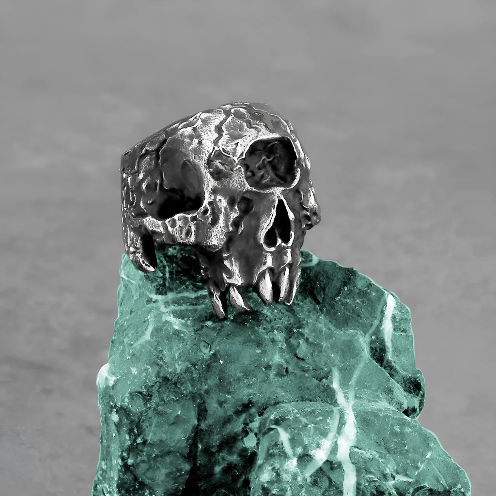 Alloy skull ring with one-eyed design in retro hip hop punk style
