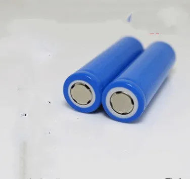 Single grey 18650 format 3.7V 2600mAh lithium-ion rechargeable battery.