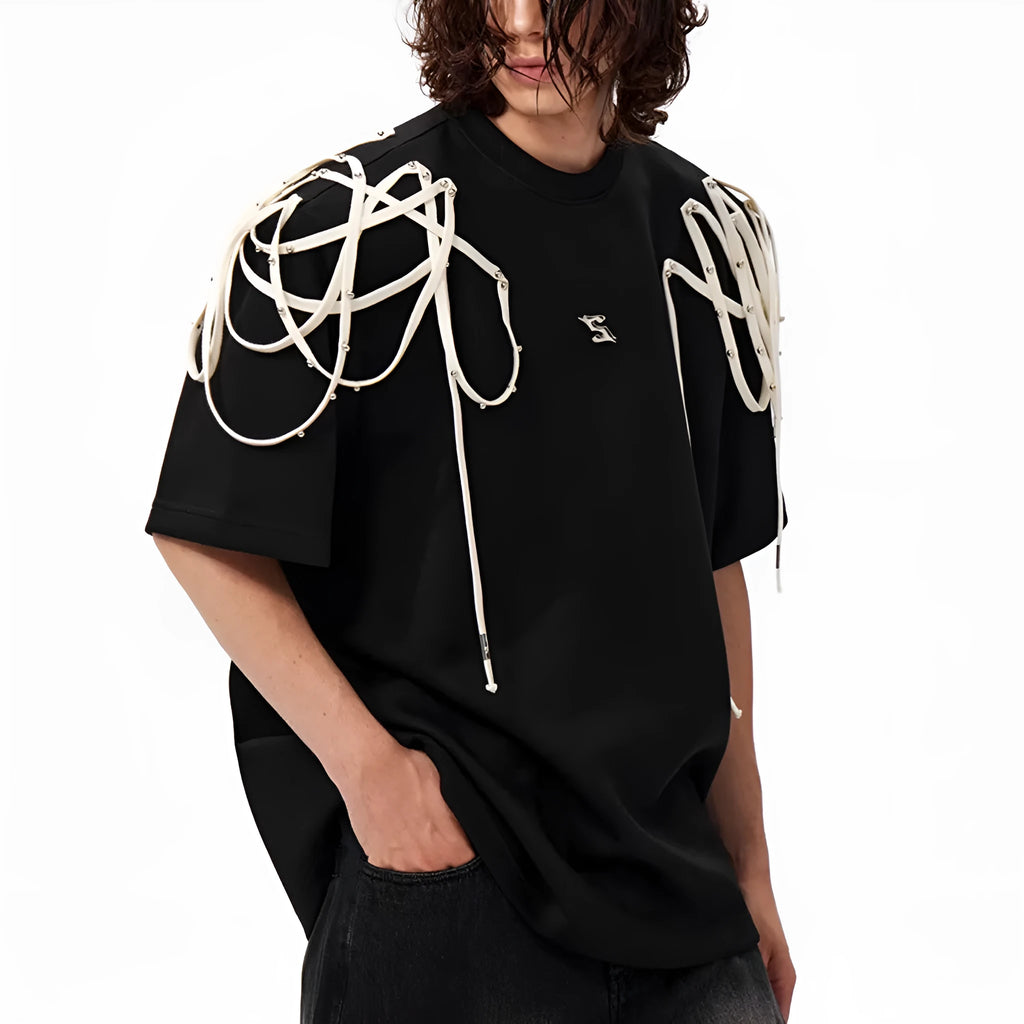 Black short-sleeved T-shirt with rivet ribbon padded shoulders and round neck in loose fit