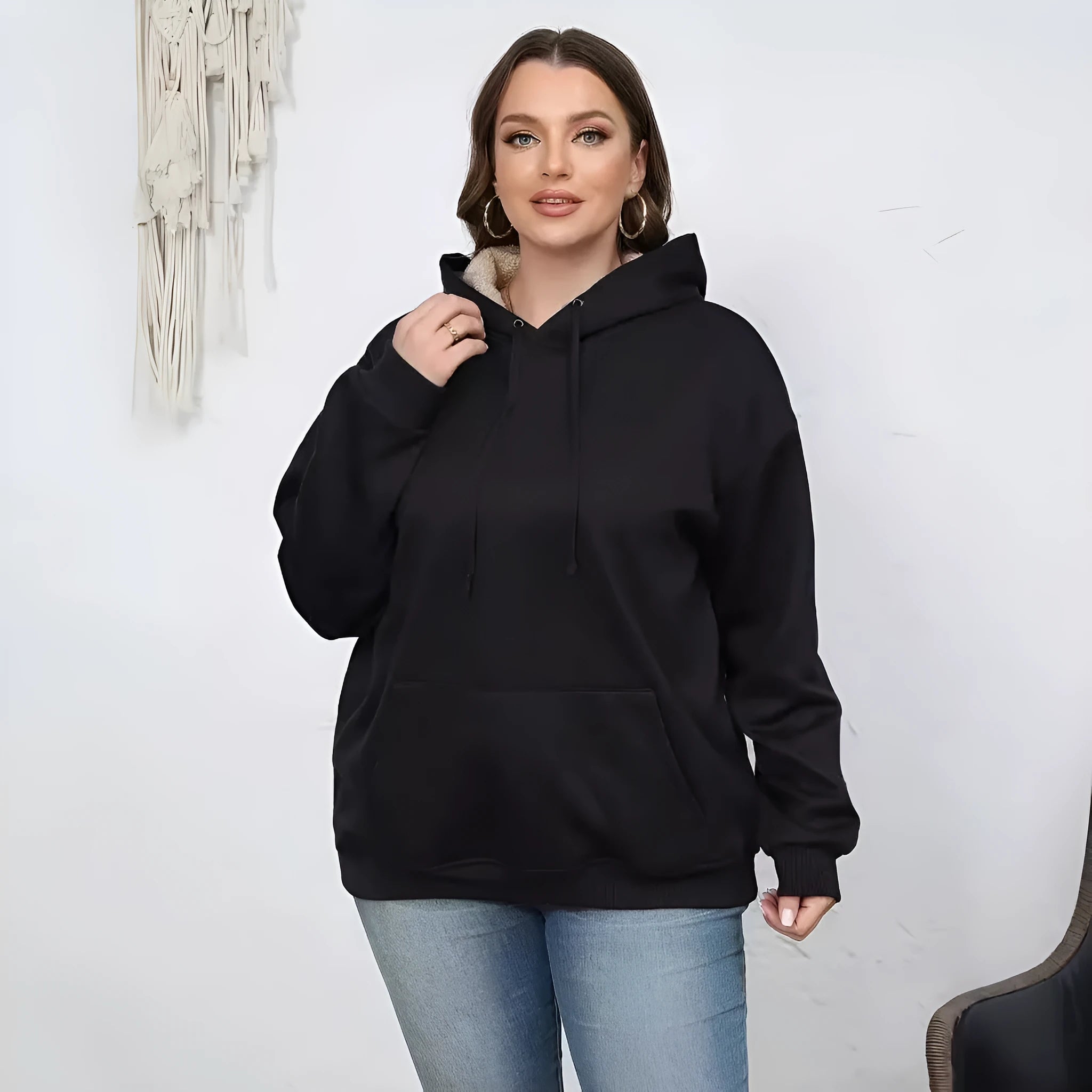 Women's loose-fitting hooded sweater with front pockets in thick polyester fabric