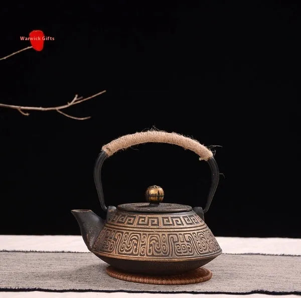 Japanese style cast iron teapot with 0.9 litre capacity in a bronze finish.