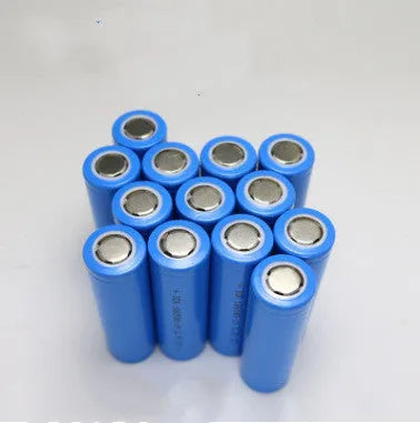 Single grey 18650 format 3.7V 2600mAh lithium-ion rechargeable battery.