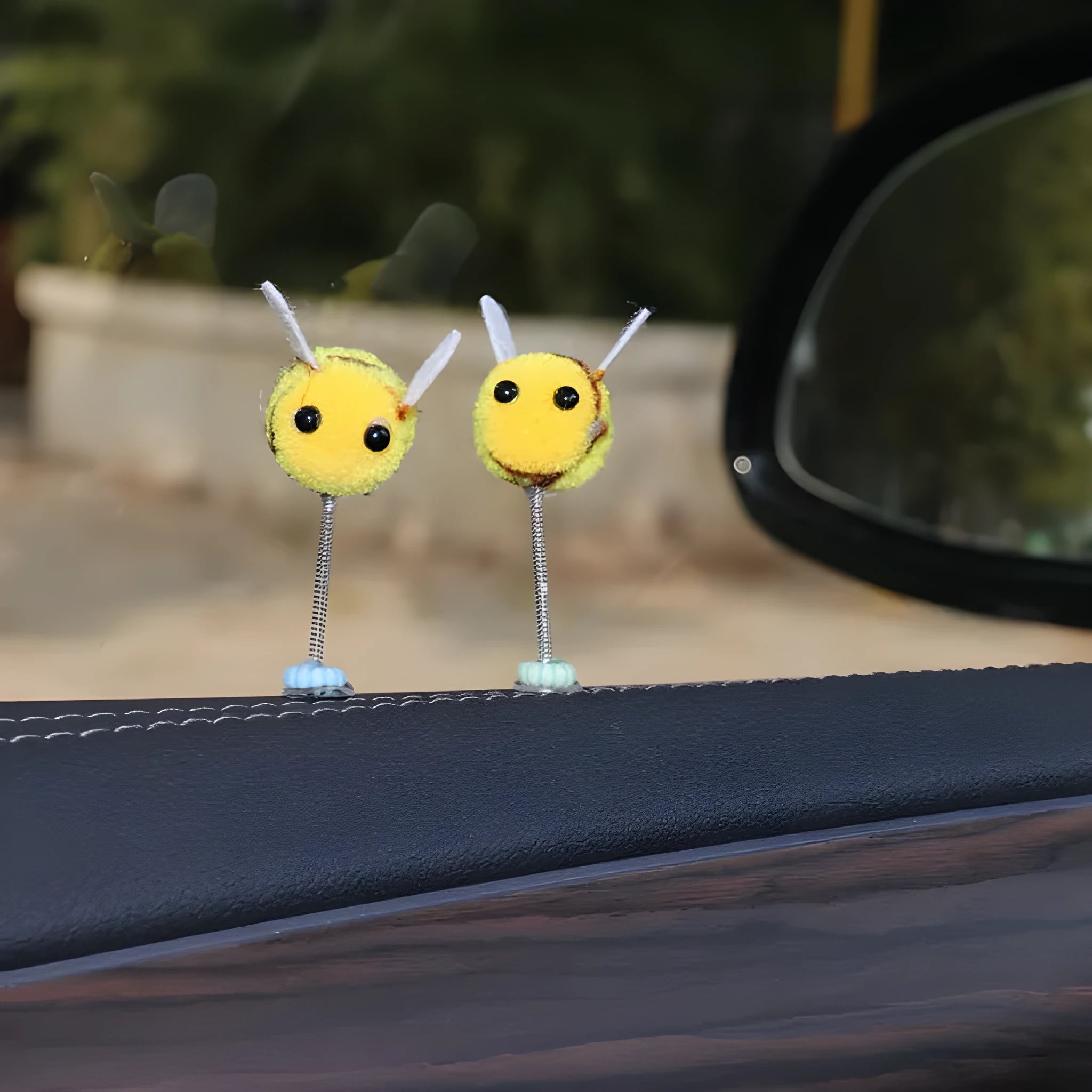 3x3cm cartoon bee car decoration with faux fur and swing spring design
