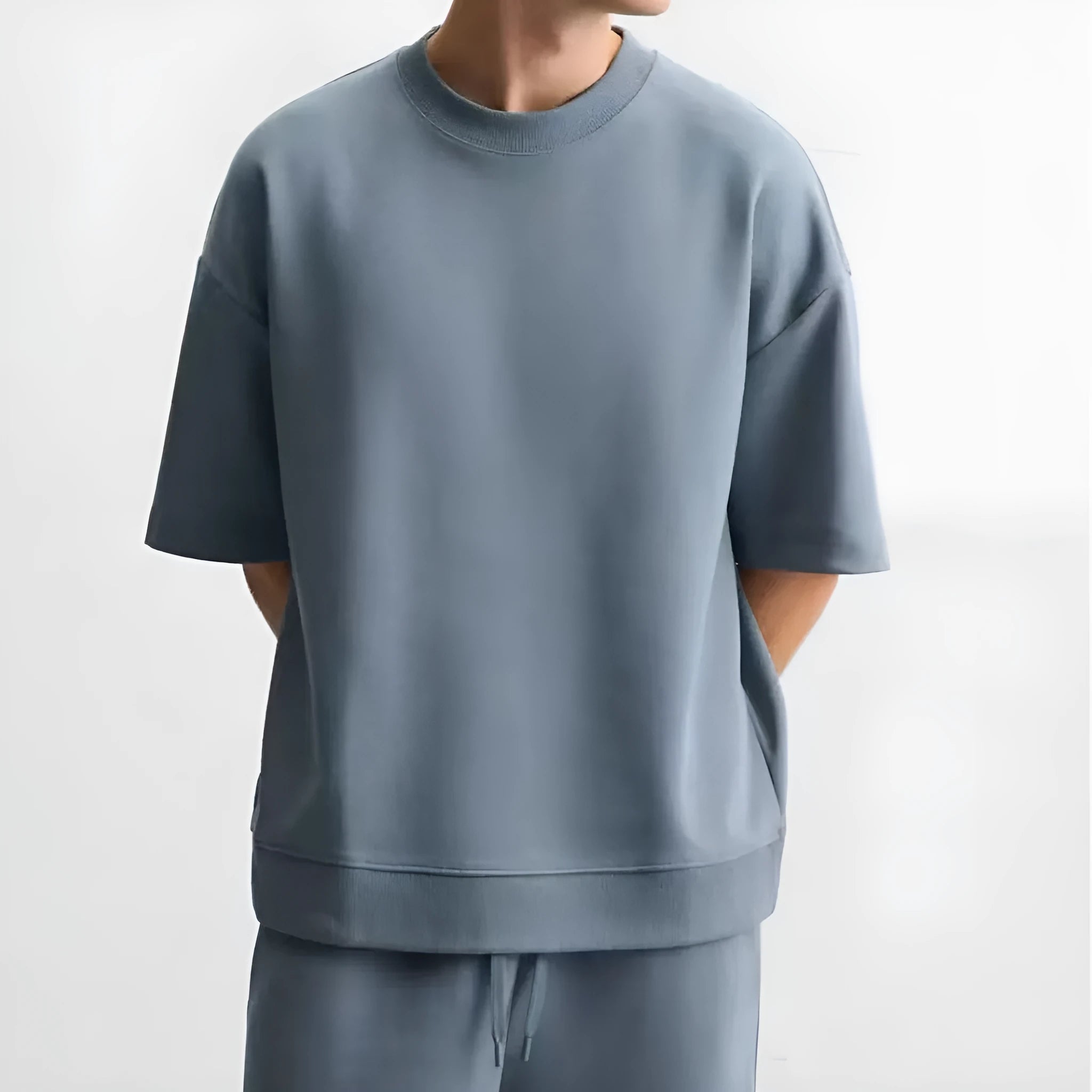 Loose-fitting polyester sports outfit set with short sleeve top and matching shorts in four colour options