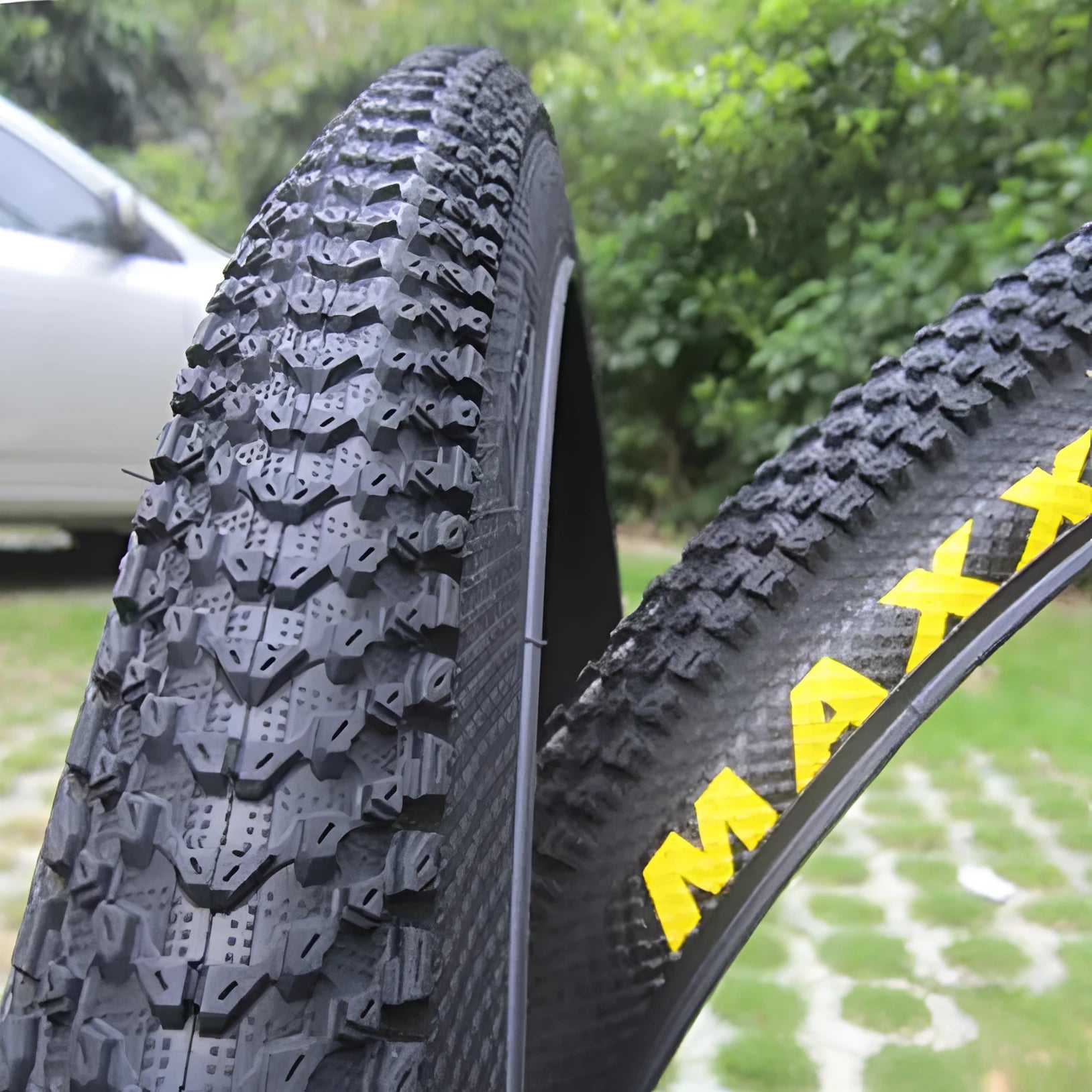 Ultralight mountain bike tyre with puncture-resistant construction for trail riding
