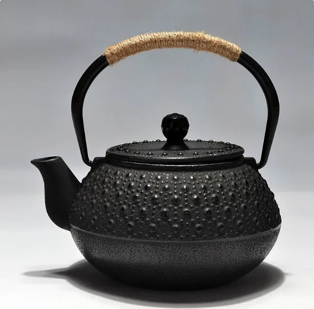 Japanese style cast iron teapot with 0.9 litre capacity in a bronze finish.