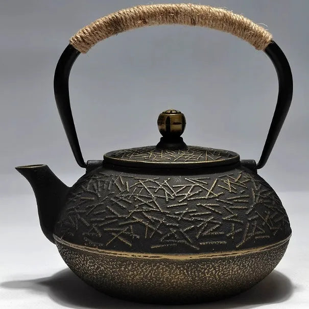 Japanese style cast iron teapot with 0.9 litre capacity in a bronze finish.