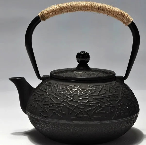 Japanese style cast iron teapot with 0.9 litre capacity in a bronze finish.