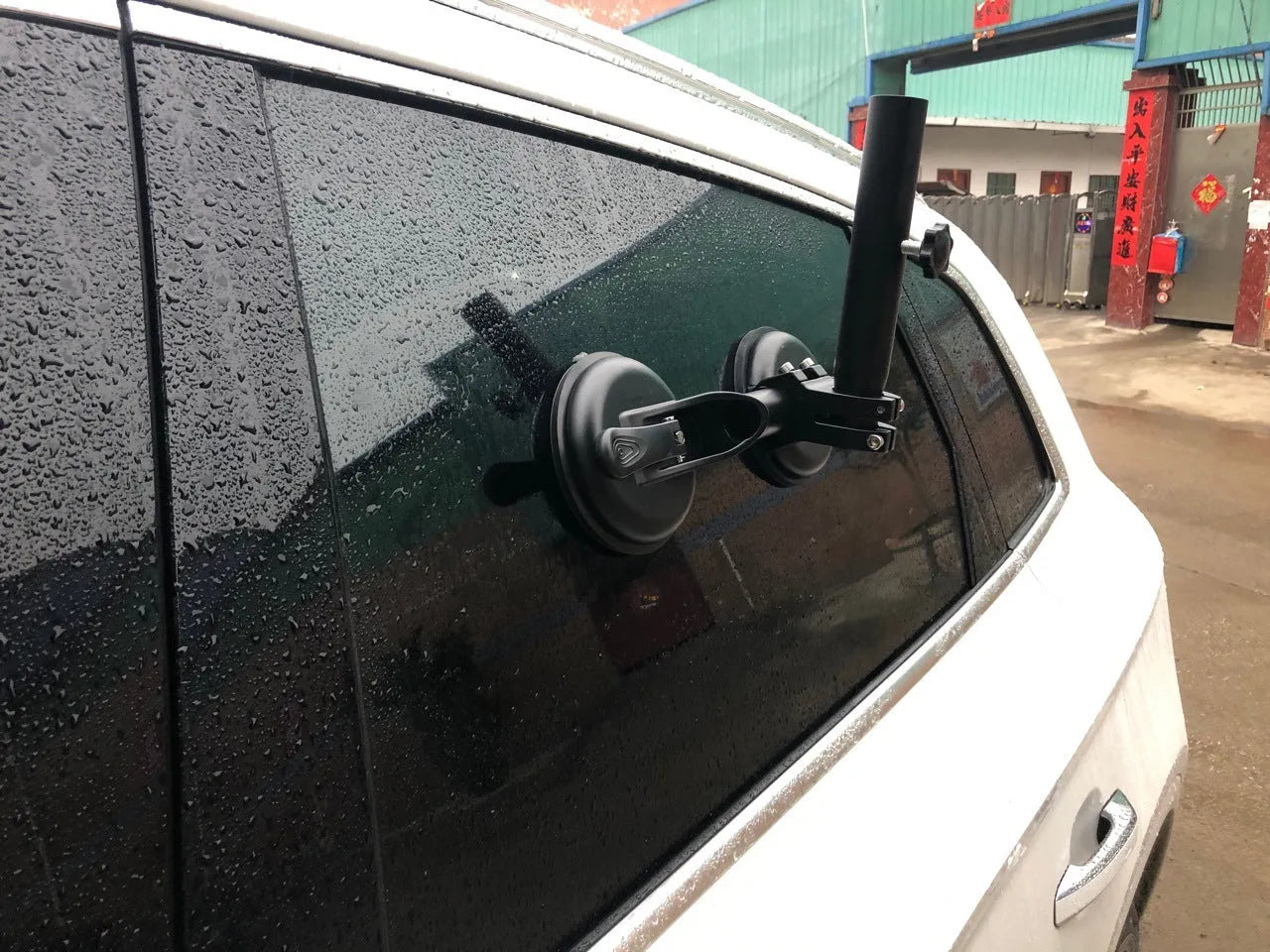 Black off-road car sucker base with rubber suction cup for windscreen flagpole mounting