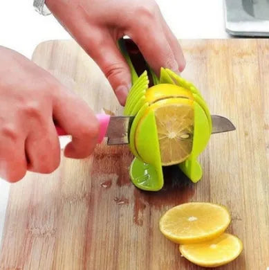 Fruit and veggie cutting holder plastic slicer for tomatoes with cut-through gap design